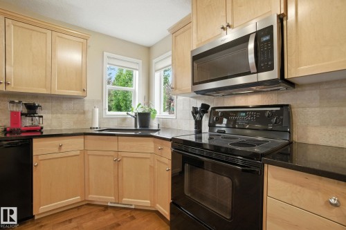 2084 Haddow Drive, Edmonton, AB - Indoor Photo Showing Kitchen