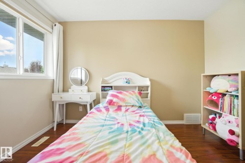2084 Haddow Drive, Edmonton, AB - Indoor Photo Showing Bedroom