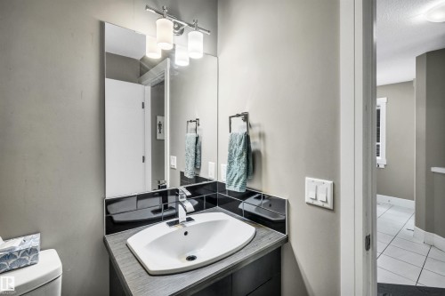 615 40 Avenue Nw, Edmonton, AB - Indoor Photo Showing Bathroom