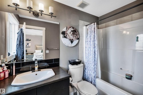 615 40 Avenue Nw, Edmonton, AB - Indoor Photo Showing Bathroom