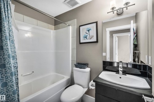 615 40 Avenue Nw, Edmonton, AB - Indoor Photo Showing Bathroom