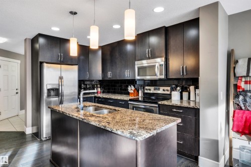 615 40 Avenue Nw, Edmonton, AB - Indoor Photo Showing Kitchen With Double Sink With Upgraded Kitchen