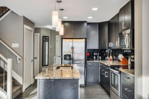 615 40 Avenue Nw, Edmonton, AB - Indoor Photo Showing Kitchen With Upgraded Kitchen