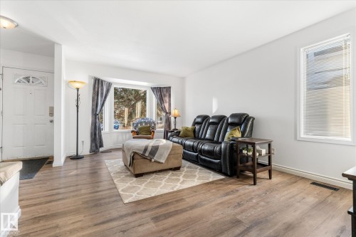135 St. Andrews Drive, Stony Plain, AB - Indoor Photo Showing Living Room
