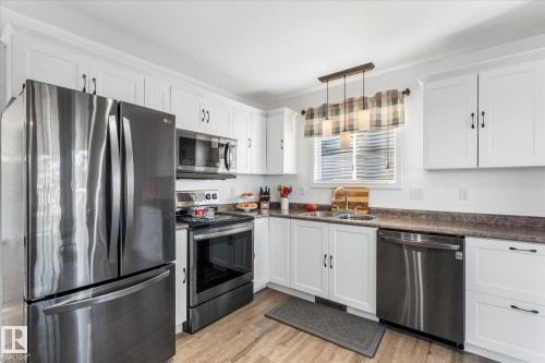 135 St. Andrews Drive, Stony Plain, AB - Indoor Photo Showing Kitchen With Double Sink