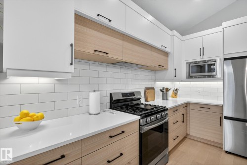 17 Evermore Crescent, St. Albert, AB - Indoor Photo Showing Kitchen With Upgraded Kitchen