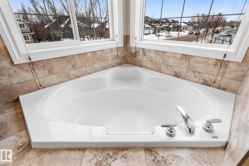 2 Longview Point(E), Spruce Grove, AB - Indoor Photo Showing Bathroom