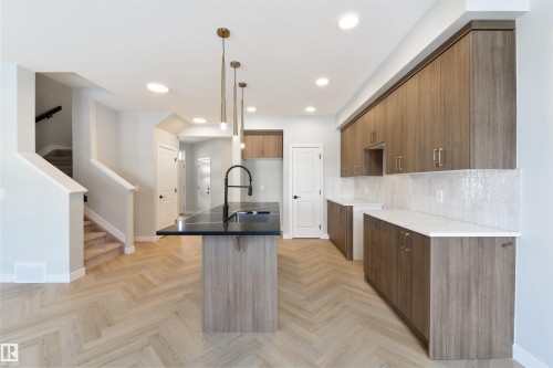 5 Cobblestone Gate, Spruce Grove, AB - Indoor Photo Showing Kitchen With Upgraded Kitchen