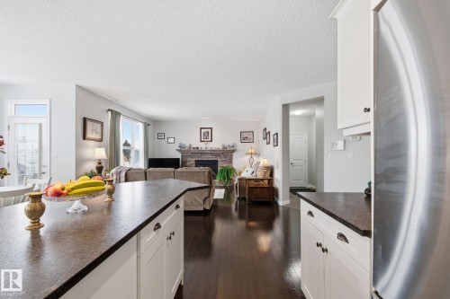 766 Hardy Point(E), Edmonton, AB - Indoor Photo Showing Kitchen