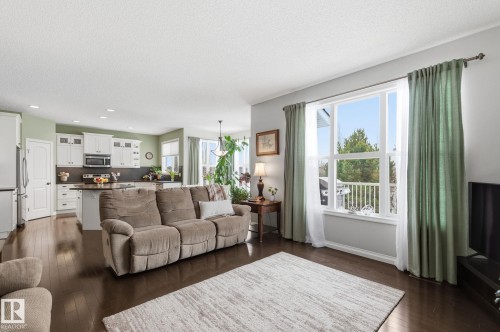 766 Hardy Point(E), Edmonton, AB - Indoor Photo Showing Living Room