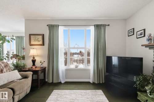 766 Hardy Point(E), Edmonton, AB - Indoor Photo Showing Living Room