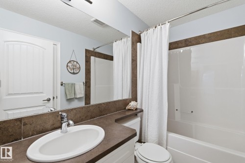 766 Hardy Point(E), Edmonton, AB - Indoor Photo Showing Bathroom