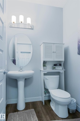 888 Cy Becker Drive, Edmonton, AB - Indoor Photo Showing Bathroom