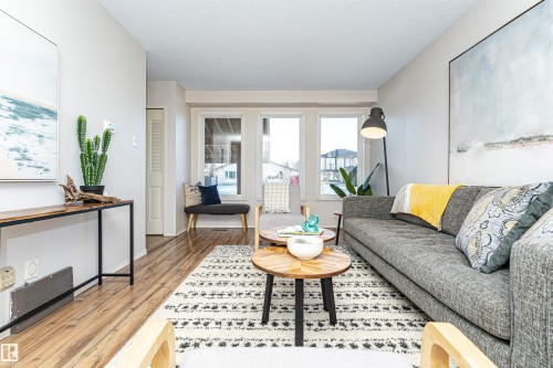 8660 27 Avenue, Edmonton, AB - Indoor Photo Showing Living Room