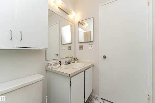 8660 27 Avenue, Edmonton, AB - Indoor Photo Showing Bathroom