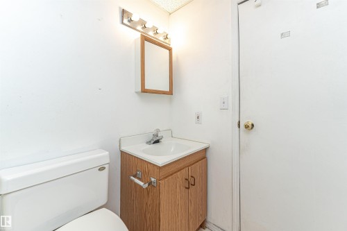 8660 27 Avenue, Edmonton, AB - Indoor Photo Showing Bathroom