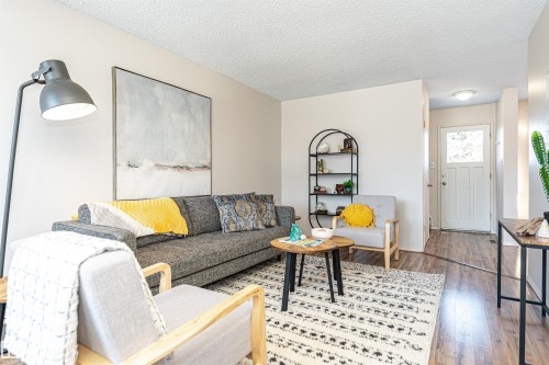 8660 27 Avenue, Edmonton, AB - Indoor Photo Showing Living Room