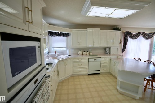 3711 Railway Avenue, Mallaig, AB - Indoor Photo Showing Kitchen