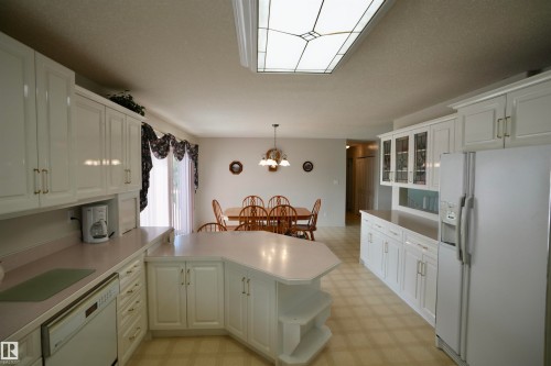 3711 Railway Avenue, Mallaig, AB - Indoor Photo Showing Kitchen