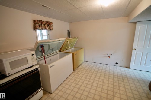 3711 Railway Avenue, Mallaig, AB - Indoor