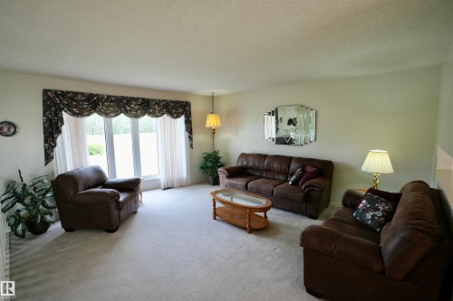 3711 Railway Avenue, Mallaig, AB - Indoor Photo Showing Living Room