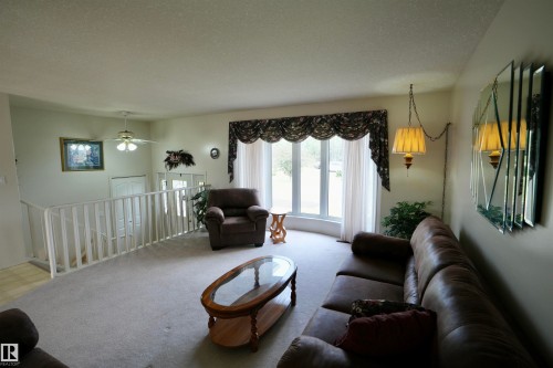 3711 Railway Avenue, Mallaig, AB - Indoor Photo Showing Living Room