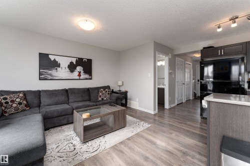 521 Ebbers Way, Edmonton, AB - Indoor Photo Showing Living Room