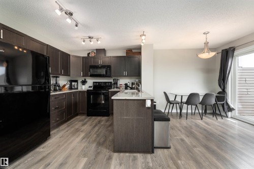 521 Ebbers Way, Edmonton, AB - Indoor Photo Showing Kitchen