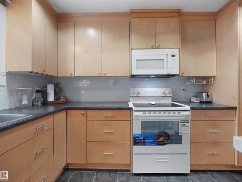 3611 30 Avenue, Edmonton, AB - Indoor Photo Showing Kitchen
