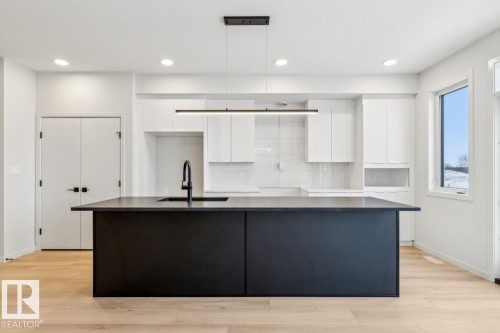7471 Klapstein Crescent, Edmonton, AB - Indoor Photo Showing Kitchen