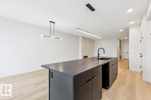 7471 Klapstein Crescent, Edmonton, AB - Indoor Photo Showing Kitchen