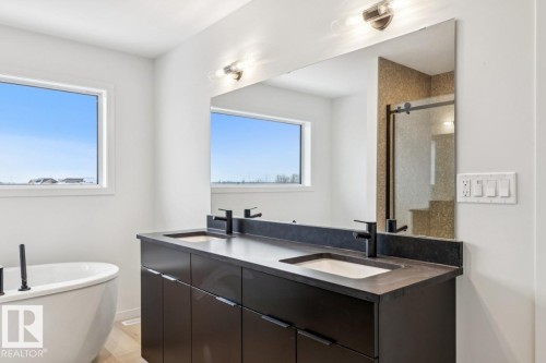 7471 Klapstein Crescent, Edmonton, AB - Indoor Photo Showing Bathroom