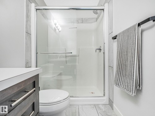 6693 Cardinal Road, Edmonton, AB - Indoor Photo Showing Bathroom