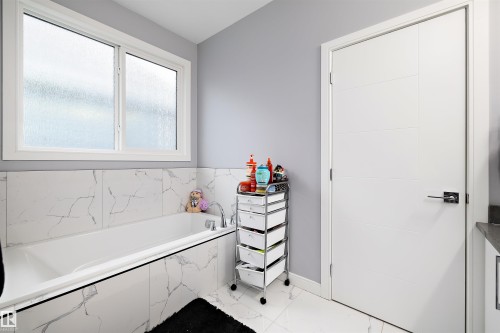 4223 Veterans Way, Edmonton, AB - Indoor Photo Showing Bathroom