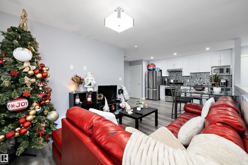 4223 Veterans Way, Edmonton, AB - Indoor Photo Showing Living Room