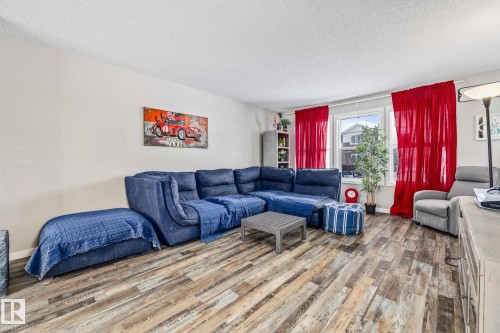 384 Charlesworth Drive, Edmonton, AB - Indoor Photo Showing Living Room