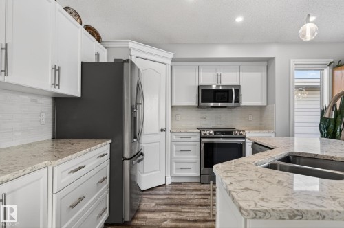 15424 43 Street, Edmonton, AB - Indoor Photo Showing Kitchen With Double Sink With Upgraded Kitchen