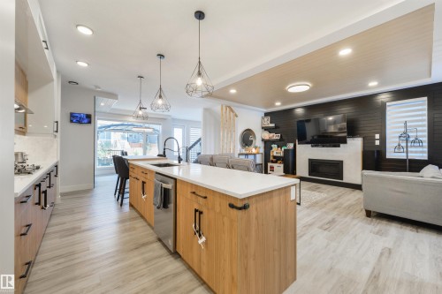 219 37 Street, Edmonton, AB - Indoor Photo Showing Kitchen With Upgraded Kitchen
