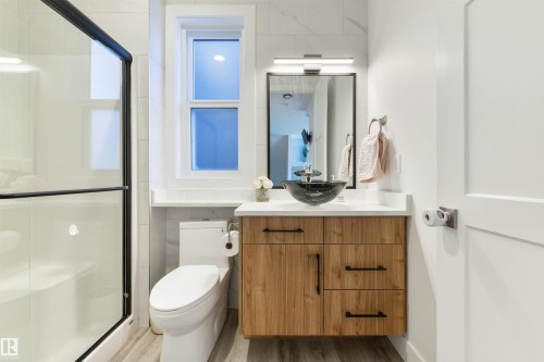 219 37 Street, Edmonton, AB - Indoor Photo Showing Bathroom