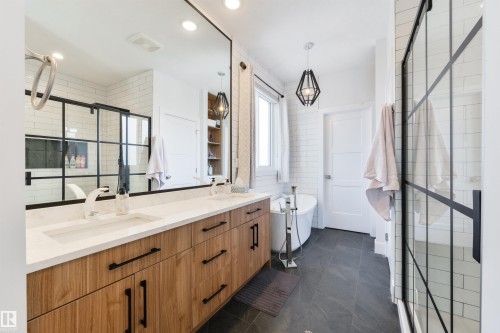 219 37 Street, Edmonton, AB - Indoor Photo Showing Bathroom