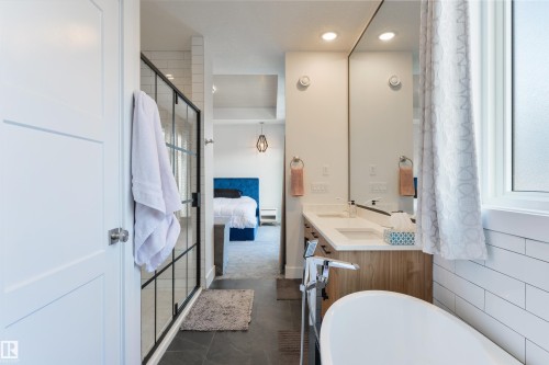 219 37 Street, Edmonton, AB - Indoor Photo Showing Bathroom