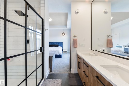 219 37 Street, Edmonton, AB - Indoor Photo Showing Bathroom