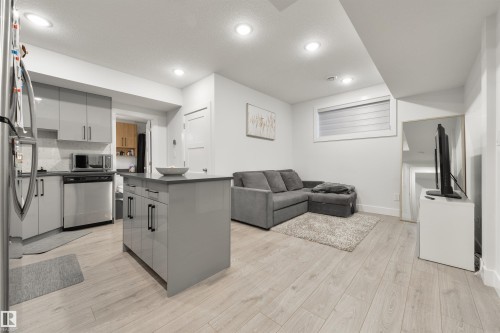 219 37 Street, Edmonton, AB - Indoor Photo Showing Kitchen
