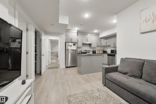 219 37 Street, Edmonton, AB - Indoor Photo Showing Kitchen