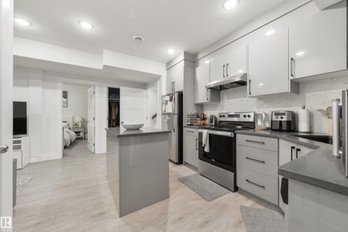219 37 Street, Edmonton, AB - Indoor Photo Showing Kitchen With Upgraded Kitchen