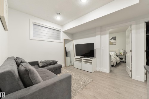 219 37 Street, Edmonton, AB - Indoor