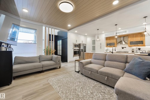 219 37 Street, Edmonton, AB - Indoor Photo Showing Living Room