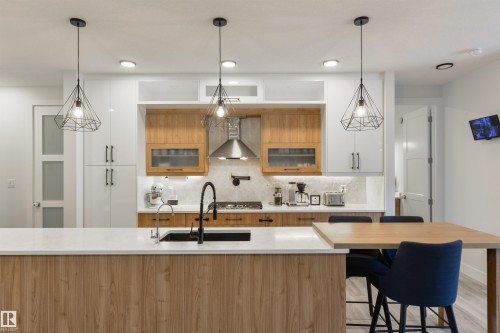 219 37 Street, Edmonton, AB - Indoor Photo Showing Kitchen With Upgraded Kitchen