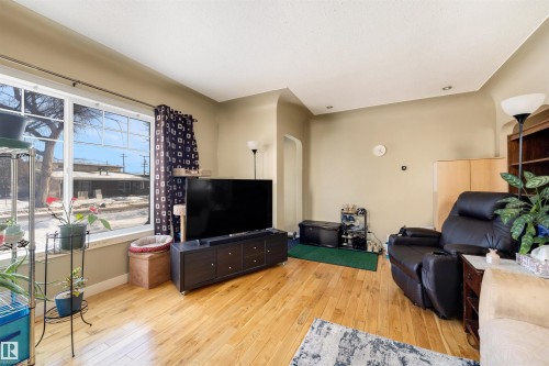 11822 125 Street, Edmonton, AB - Indoor Photo Showing Living Room