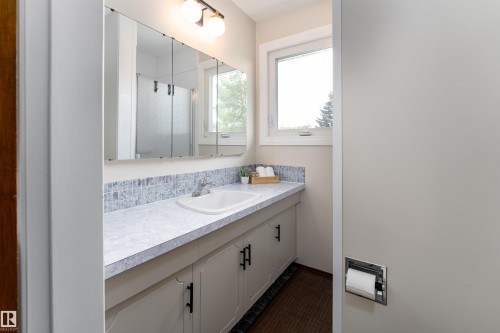 15007 115 Street, Edmonton, AB - Indoor Photo Showing Bathroom